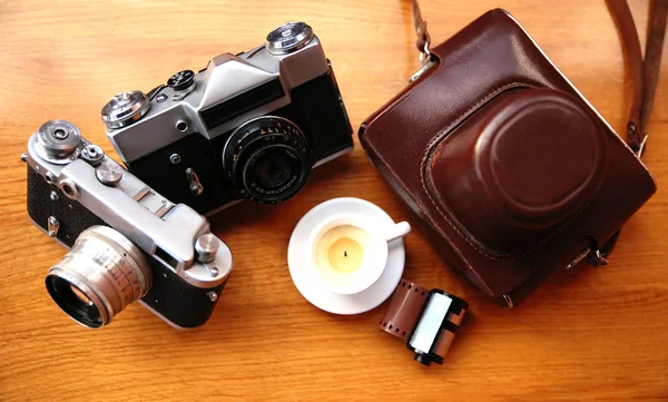 Oldtimer-Kamera auf Holztisch — Stockfoto