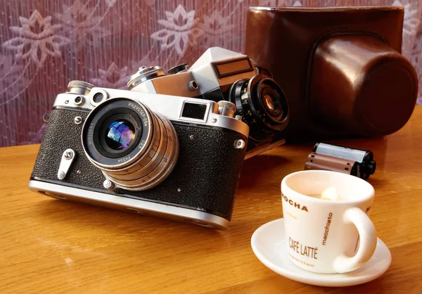 Câmera vintage na mesa de madeira — Fotografia de Stock