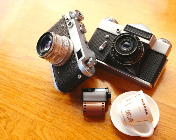 Câmera vintage na mesa de madeira — Fotografia de Stock