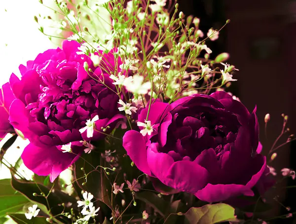 Arreglo de flores en un jarrón sobre la mesa —  Fotos de Stock