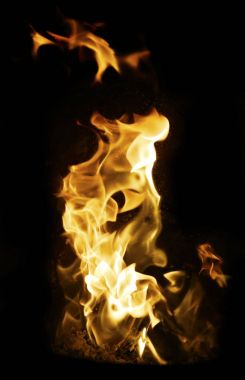  Bir siyah veya koyu arka plan fotoğraf microstock için çılgınca yanan ateşin ortasına