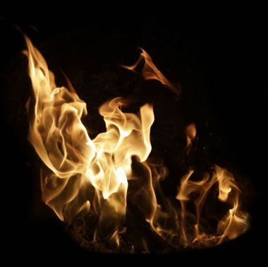  Bir siyah veya koyu arka plan fotoğraf microstock için çılgınca yanan ateşin ortasına