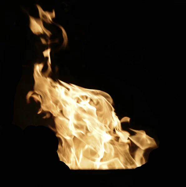 Egy tüzes lángoló tűz oszlop — Stock Fotó