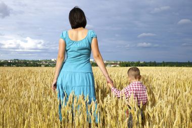 Genç anne oğluyla alanında