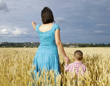 Genç anne oğluyla alanında