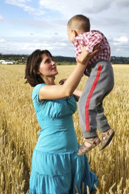 Genç anne oğluyla alanında