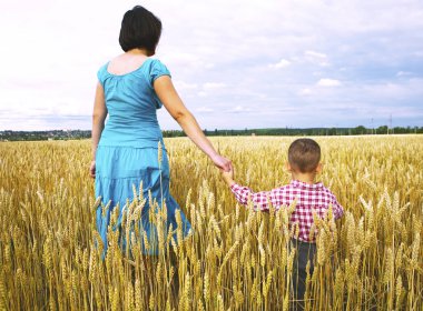 Genç anne oğluyla alanında