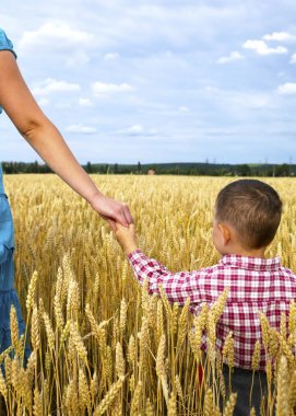 Genç anne oğluyla alanında
