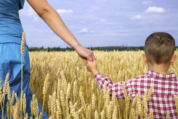 Genç anne oğluyla alanında