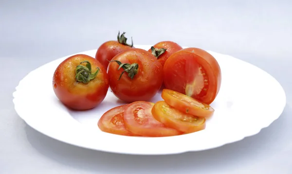 Tomates sobre fundo branco — Fotografia de Stock