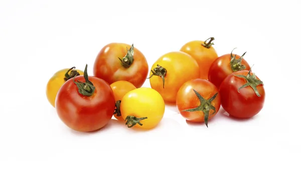 Beyaz arkaplanda domatesler