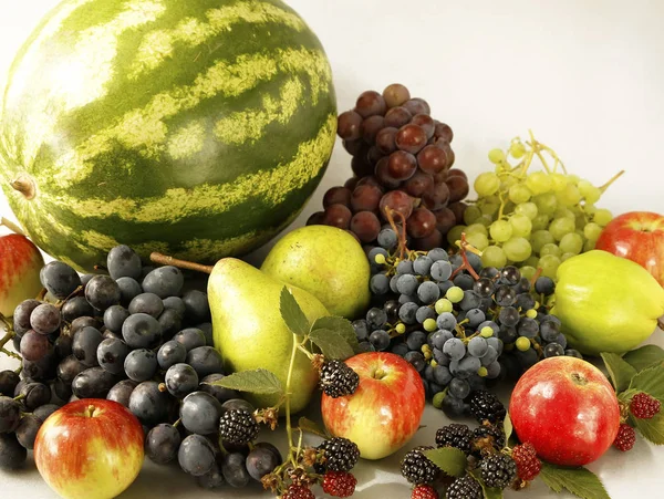 Асортимент літніх фруктів — стокове фото