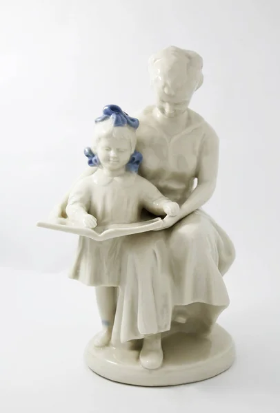 Anne ve kızı bir kitapla tablo heykeli seramik ürünler yaptı. mikro-stok fotoğraf 