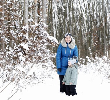  Anne ile küçük oğlu kış 