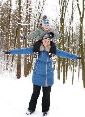  Anne ile küçük oğlu kış 