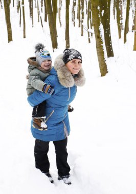  Anne ile küçük oğlu kış 