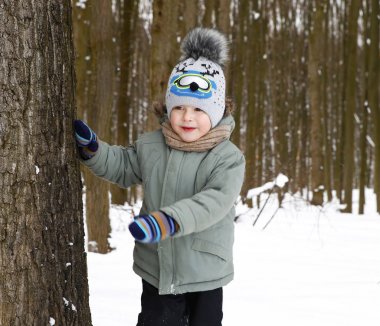 çocuk ve kış orman