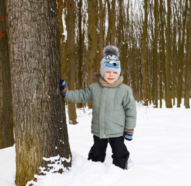 çocuk ve kış orman
