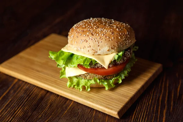 Burger Brânză Roșii — Fotografie, imagine de stoc