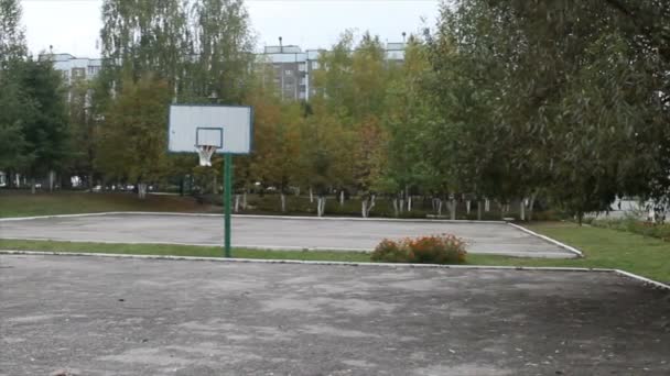 Basketbalveld in het schoolplein — Stockvideo