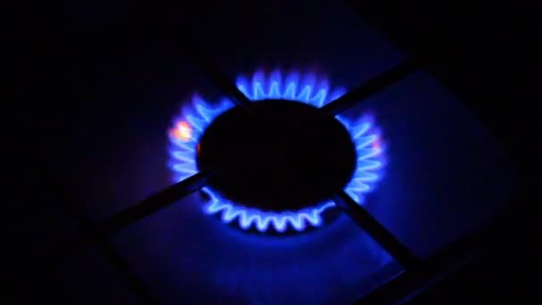 Noční oheň hoří na bílé dlaždice pro vaření — Stock video