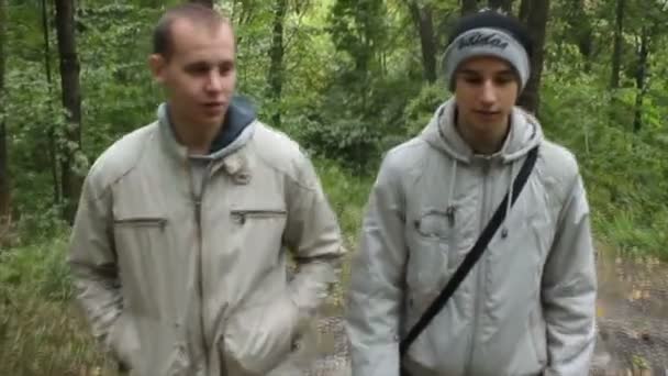 Paseo de amigos en el bosque — Vídeo de stock