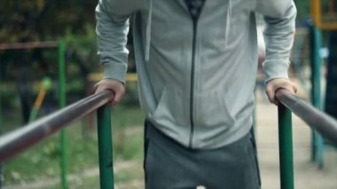 Genç adam çubukları üzerinde nişanlandı