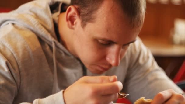 一名年轻男子是在咖啡厅午餐 — 图库视频影像