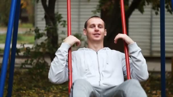 Jeune garçon sur une balançoire — Video