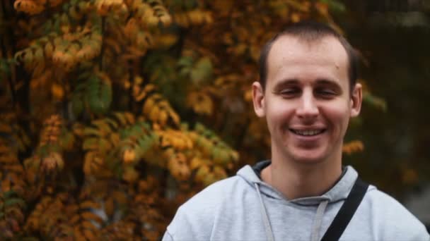 Feliz hombre sonriente relajándose. Retrato de chico feliz sonriendo y mirando a la cámara — Vídeo de stock