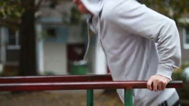 Genç adam çubukları üzerinde nişanlandı