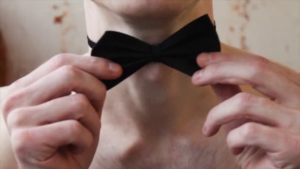Bir adam siyah kravat ile boyun — Stok video