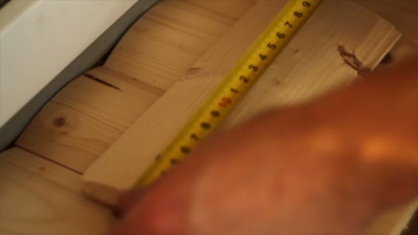 Måttband mäta liten styrelse — Stockvideo