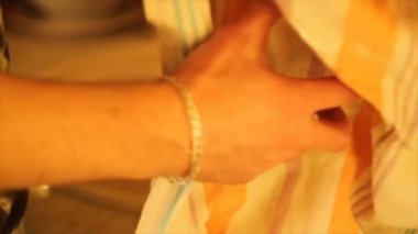 adam elleriyle bir havlu mendil