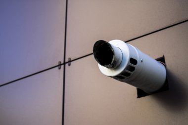 beyaz duvar Kanal dışarı yapışmasını yuvarlak