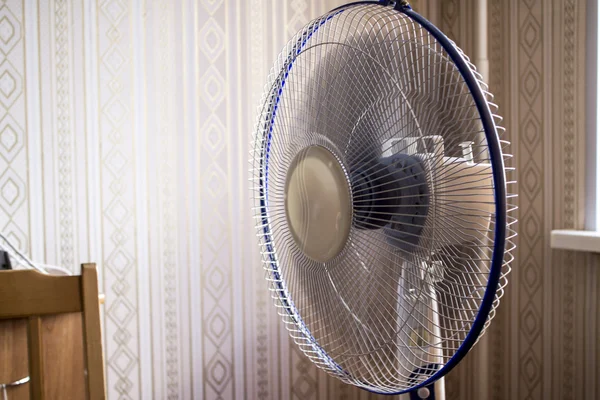 Ventilador eléctrico en la habitación —  Fotos de Stock