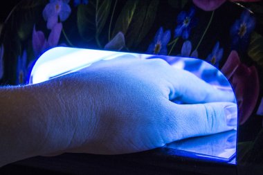 Tırnak jel salonu. UV lamba