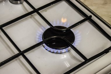 yemek pişirmek için beyaz bir kutu üzerindeki yanan ateşi