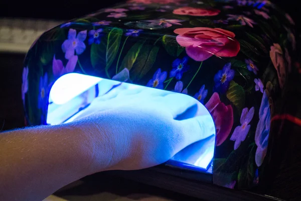 Nagelgelsalon. uv lampe — Stockfoto