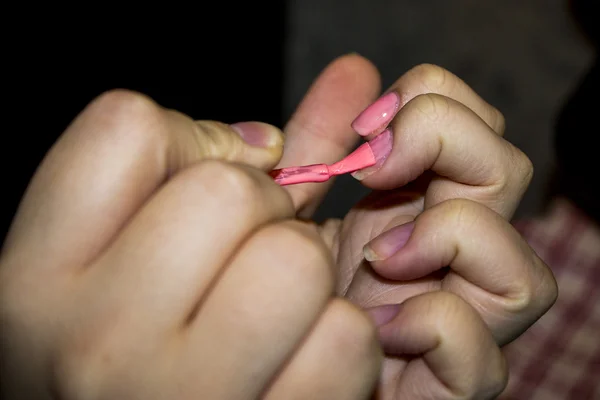 Mãos femininas unhas pintadas — Fotografia de Stock