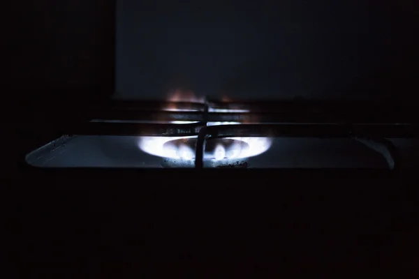 Noite queimando fogo em uma telha branca para cozinhar — Fotografia de Stock