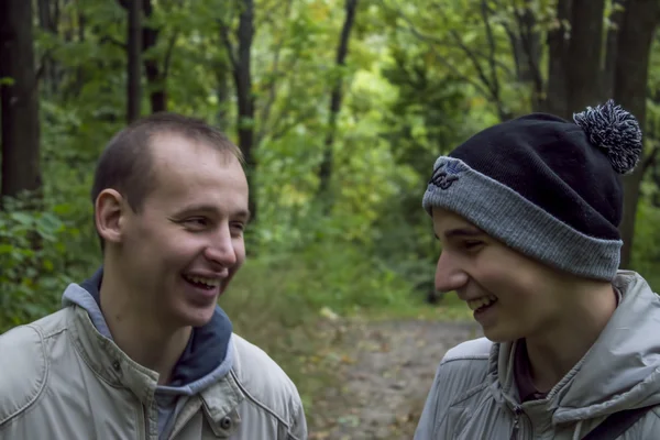 Dua pemuda tertawa di hutan — Stok Foto