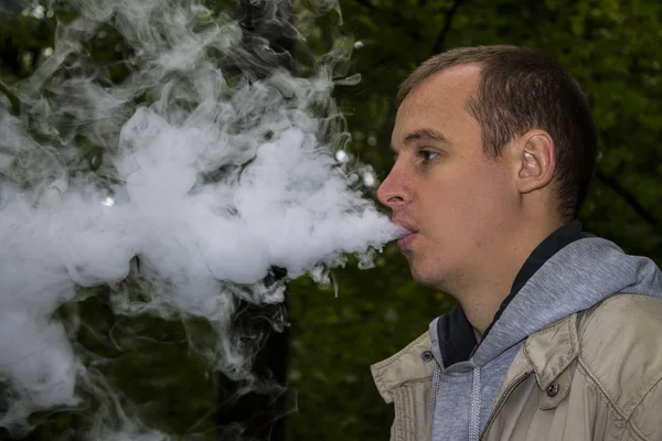 Hombre fumar sigarette electrónica al aire libre — Foto de Stock