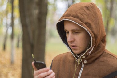 Genç adam akıllı müzik dinlemek