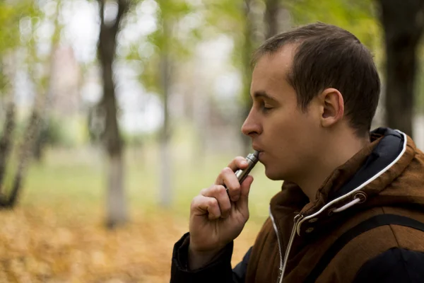 Hombre fumar sigarette electrónica al aire libre — Foto de Stock