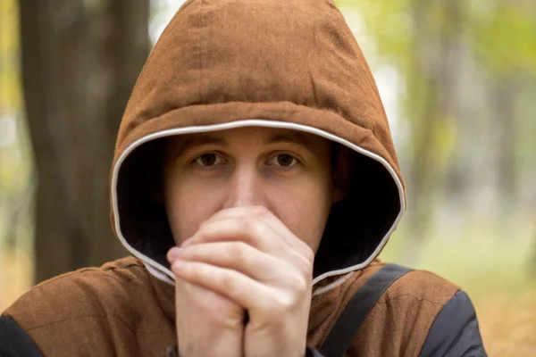 El joven calentando sus manos —  Fotos de Stock