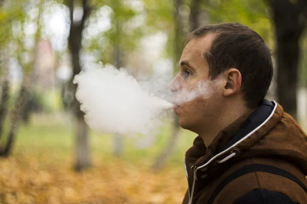 Hombre fumar sigarette electrónica al aire libre — Foto de Stock