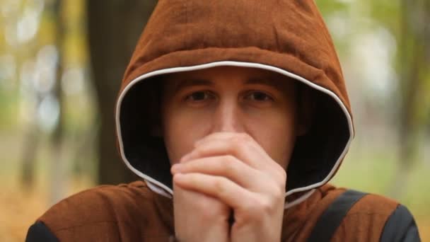 El joven calentando sus manos — Vídeos de Stock