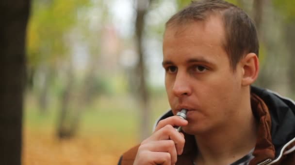 Uomo fumare sigaretta elettronica all'aperto — Video Stock