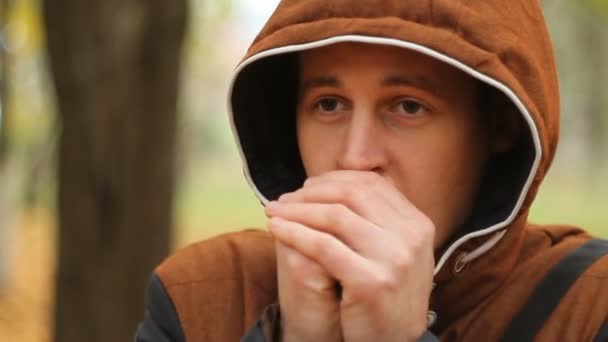 De jonge man die opwarming van de aarde zijn handen — Stockvideo